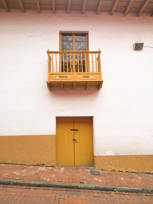 白色和棕色的混凝土房子 · 免费素材图片