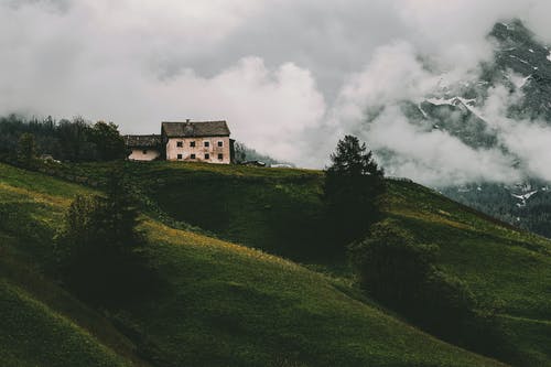 山上的白色和灰色房子 · 免费素材图片