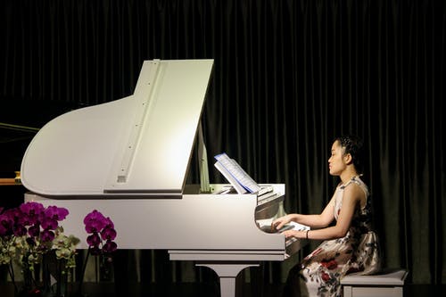 女人弹钢琴 · 免费素材图片