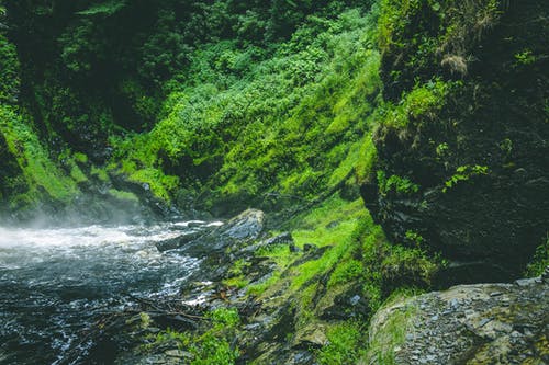 被山包围的河 · 免费素材图片