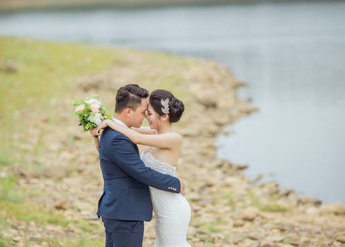 新婚轿跑车站在水体附近 · 免费素材图片