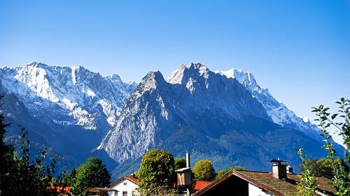 蓝蓝的天空下的高层山 · 免费素材图片