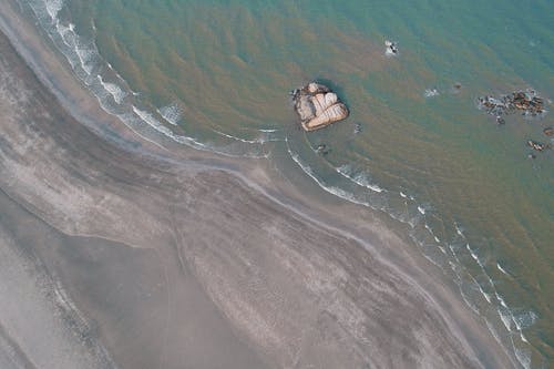 白天海岸的航拍 · 免费素材图片