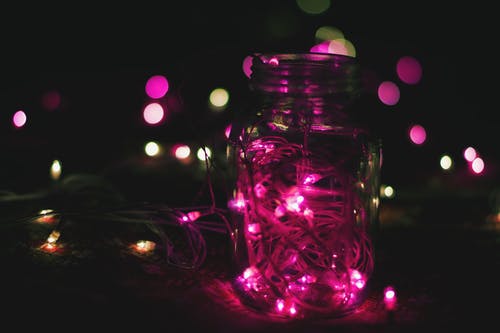 透明玻璃梅森罐子上的粉红色弦灯 · 免费素材图片
