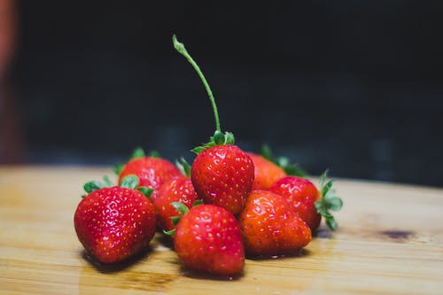 红草莓浅焦点摄影 · 免费素材图片