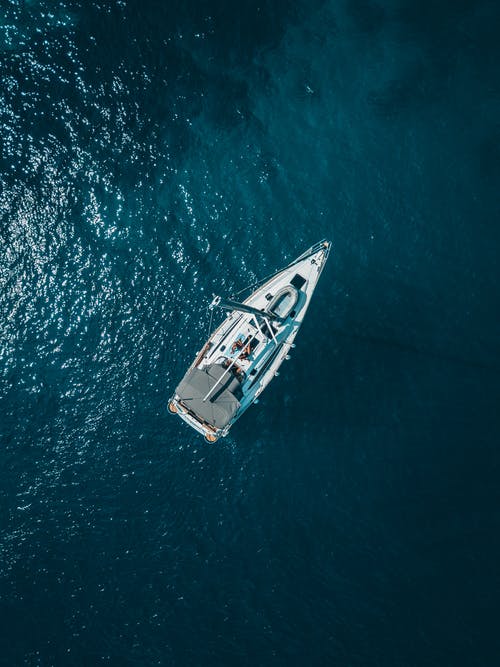 白船在水面上的高角度照片 · 免费素材图片
