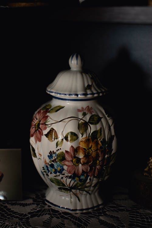 白色和红色花卉陶瓷花瓶 · 免费素材图片