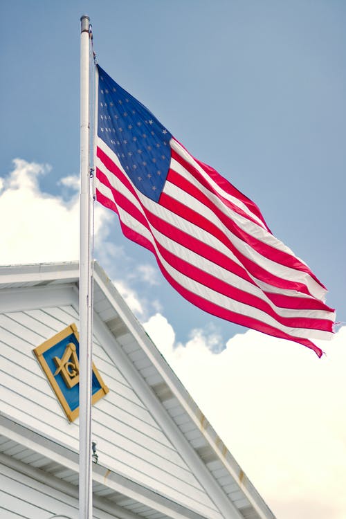 美国国旗安装在白钢杆上 · 免费素材图片