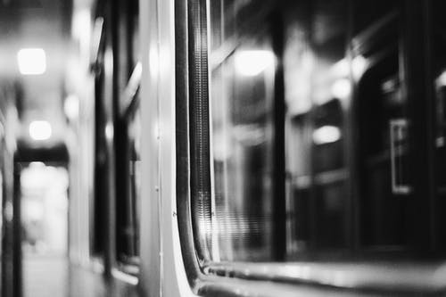 火车门的灰度摄影 · 免费素材图片