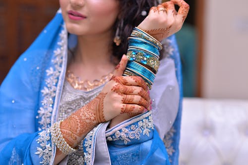 女人穿着蓝色传统印度服饰和丝线手镯 · 免费素材图片