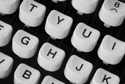 白色打字机键的特写照片 · 免费素材图片