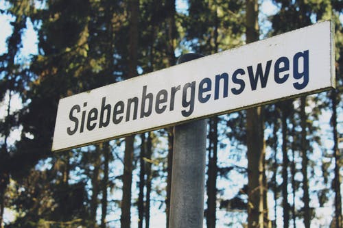 白色和黑色siebenbergensweg木制标牌 · 免费素材图片