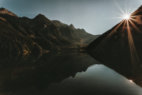 在灰色的天空下山的风景照片 · 免费素材图片