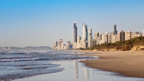 水体附近的高架建筑物 · 免费素材图片