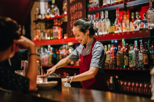 女酒保微笑时混合甜酒 · 免费素材图片