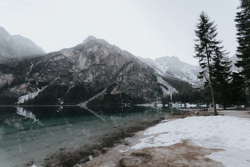 多云的天空下山附近河 · 免费素材图片