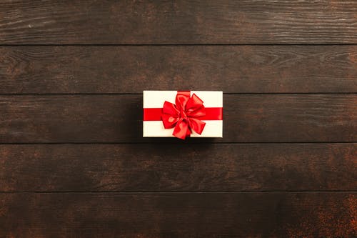矩形白色和红色礼品盒 · 免费素材图片