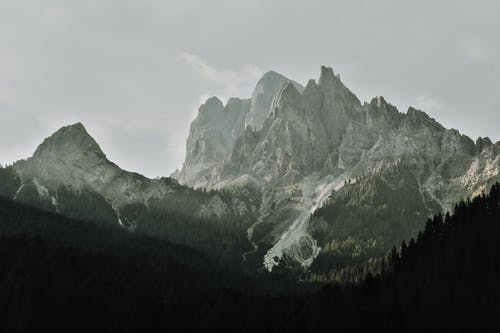 山峰的特写照片 · 免费素材图片