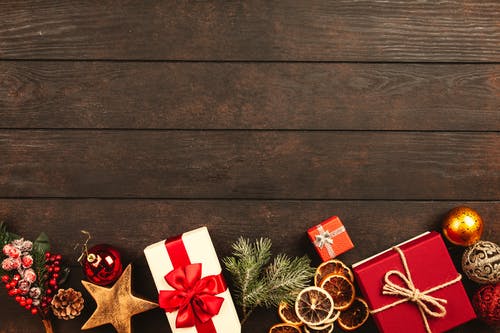 棕色镶木地板上的圣诞礼物 · 免费素材图片
