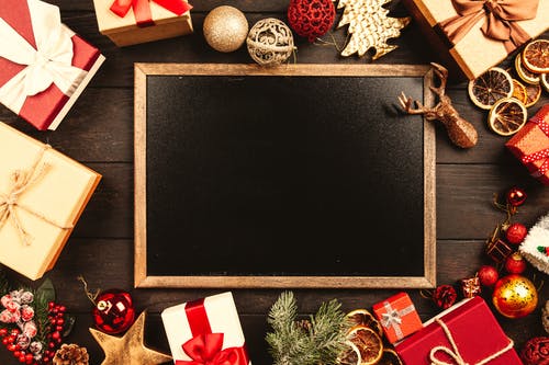 黑板包围圣诞礼物 · 免费素材图片