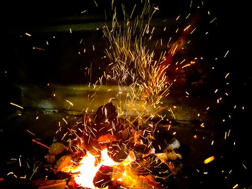 波光粼粼的篝火 · 免费素材图片