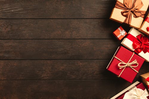 红色，白色和棕色礼品盒 · 免费素材图片