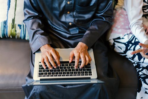 使用macbook的人 · 免费素材图片