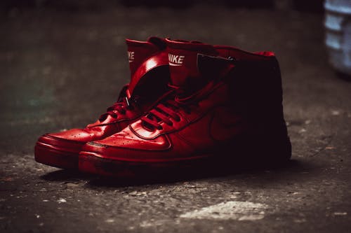 近摄摄影红色耐克篮球鞋 · 免费素材图片