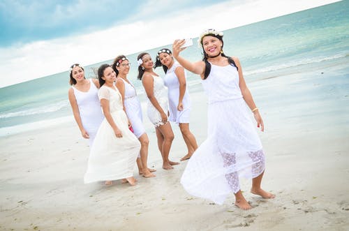 六个女人在海边拍照 · 免费素材图片