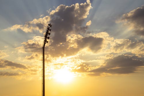 灯塔在阳光下的剪影照片 · 免费素材图片