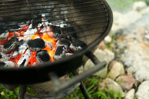 燃烧木炭的浅焦点摄影 · 免费素材图片