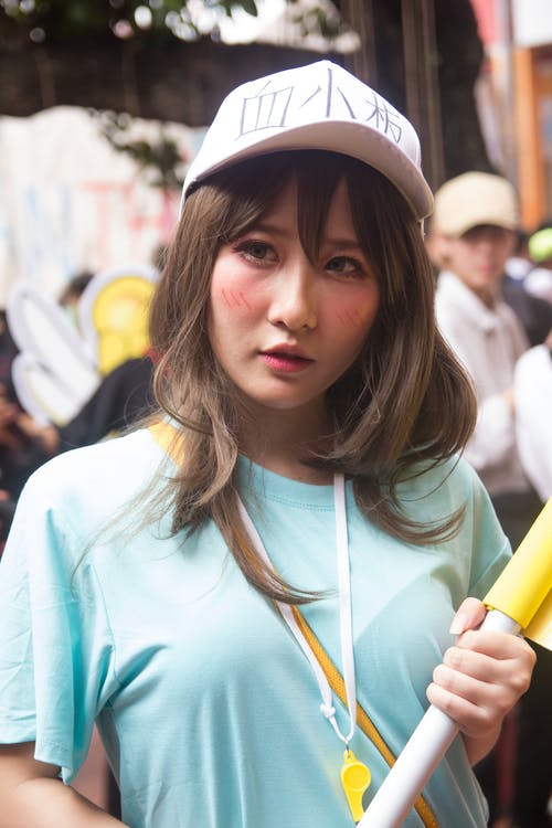 女人抱着白棍子 · 免费素材图片