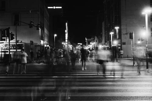 一群人穿越灰度的人行道 · 免费素材图片