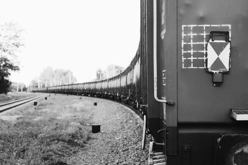 火车的灰度照片 · 免费素材图片