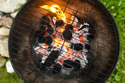 黑金属木炭烧烤的特写照片 · 免费素材图片