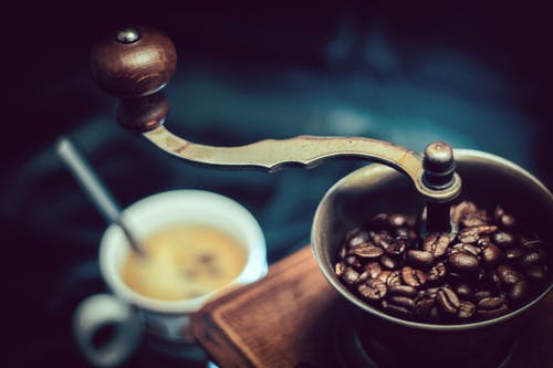 复古棕色和灰色咖啡研磨机的选择性聚焦摄影 · 免费素材图片