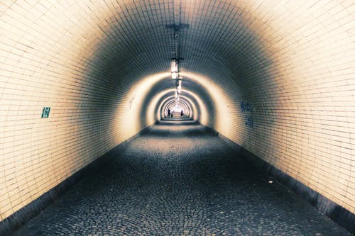 灰色和米色混凝土隧道 · 免费素材图片