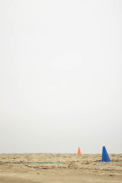 沙滩上的蓝色和橙色锥 · 免费素材图片