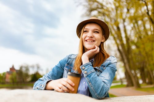 站立时拿着杯咖啡的女人 · 免费素材图片