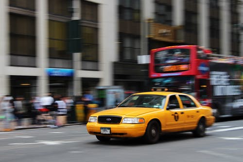 黄色轿车的选择性聚焦摄影 · 免费素材图片
