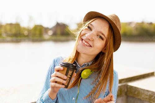 拍照时拿着杯的女人 · 免费素材图片