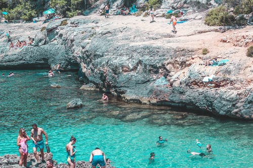 一群人在水里游泳 · 免费素材图片