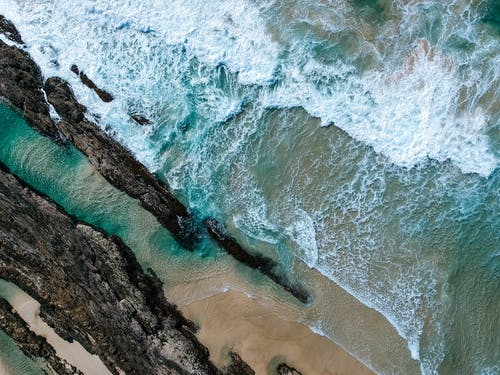 海浪鸟瞰图 · 免费素材图片