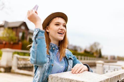 女人扔纸飞机 · 免费素材图片