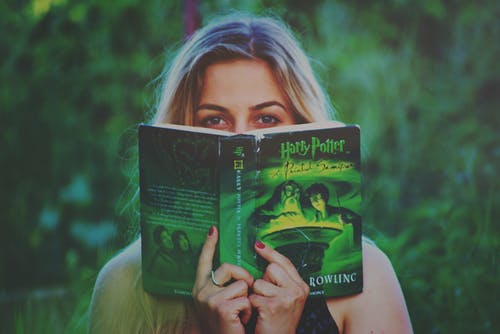 女人读哈利波特书 · 免费素材图片