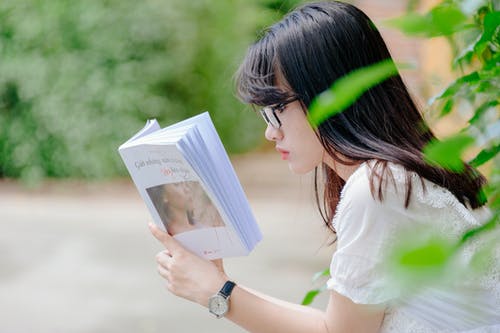 女人看书的选择性焦点照片 · 免费素材图片