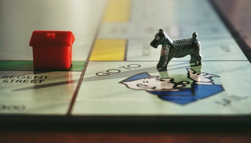 狗和房子玩具在垄断棋盘游戏 · 免费素材图片