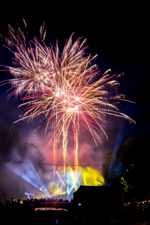 夜间烟花汇演 · 免费素材图片