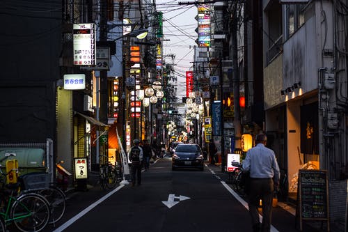 夜间在大街上行走的人 · 免费素材图片