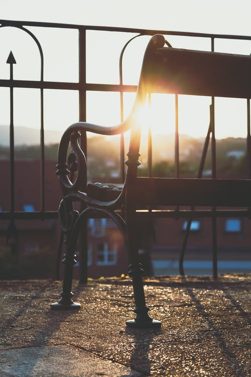 铁凳的浅焦点摄影 · 免费素材图片